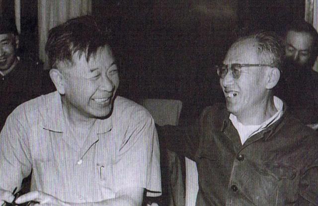 他曾担任邓小平的助手,为邓小平起草十一届三中全会的讲话稿