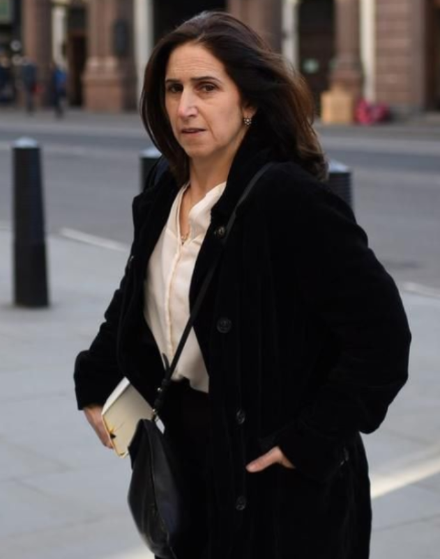 英国首相夫人：挤走高颜值前妻，戴鸽子蛋大钻戒，龅牙妹凭什么