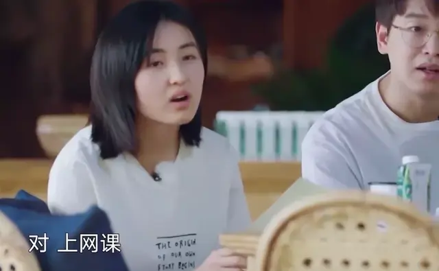 范丞丞私下生活曝光,吃喝玩乐打游戏,粉丝怒其不争劝其考大学