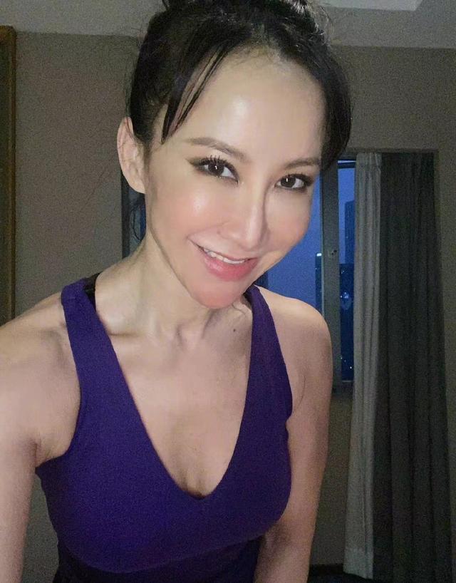 47岁李玟罕见露面！嫁给64岁富豪老公后更美了，穿运动服太性感