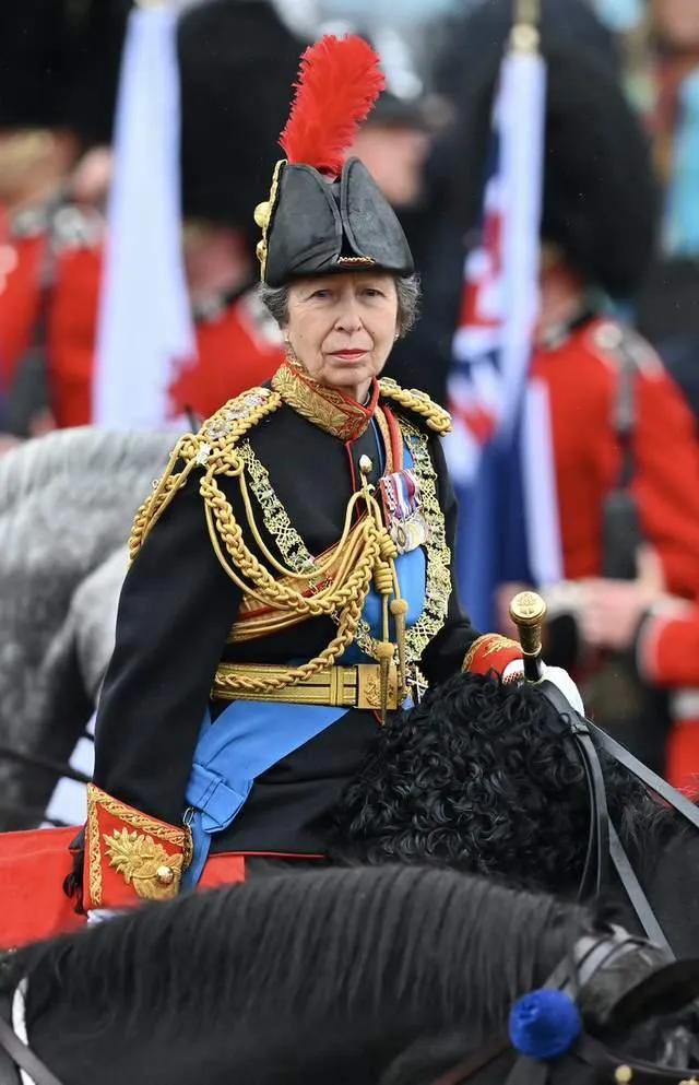安妮公主骑马护卫哥哥查尔斯加冕,漠视卡米拉抢风头,撑威廉哈里