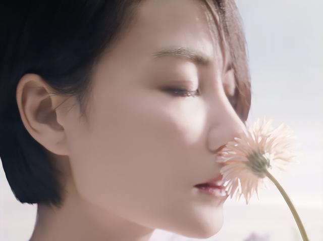 52岁天后王菲拍时尚大片!身形纤瘦锁骨抢眼,光脚坐地上太接地气