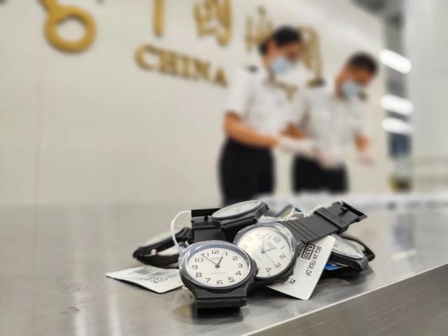 这腿是“肿”么了?原来阔腿裤下面竟藏着……