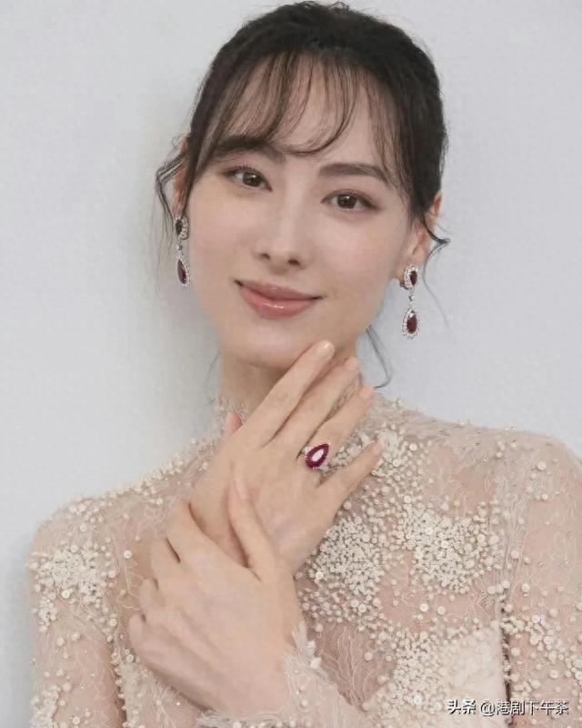 混血港星幼儿园毕业照曝光!从小美到大!未婚生3儿仍进不到豪门