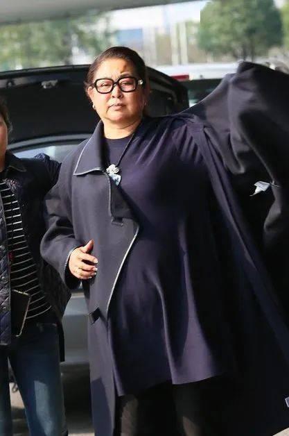 61岁倪萍私生活曝光,她人前人后两副面孔,竟骗了观众整整30年