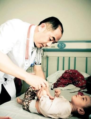 李创利：身高不到1米的“轮椅总裁”，赚3亿后娶美女秘书生下一子