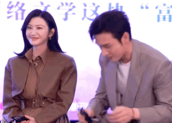 景甜张彬彬又被疑恋爱！采访途中互动太甜，戏外不避嫌挽手扫楼