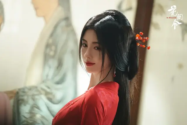 女演员身材有多好,看《花间令》鞠婧祎的腰,才懂什么是轻轻一握