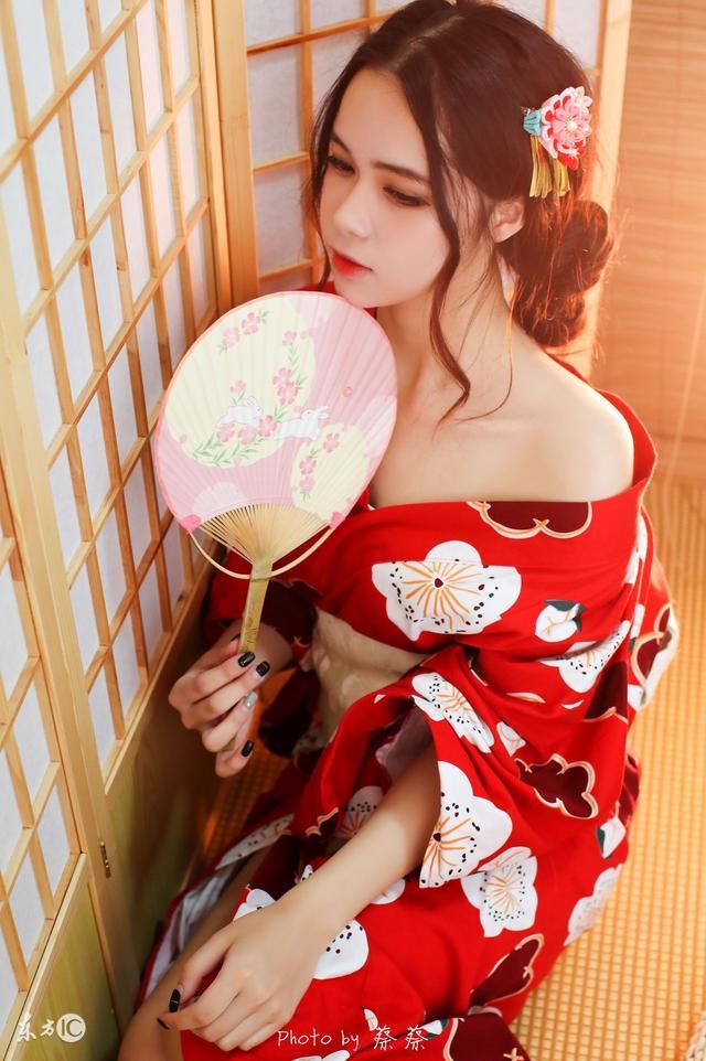 小说：台上比试激烈，少年在台下吃丹药，未婚妻嘲讽他只会吃药