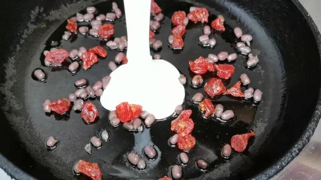 糯米粉这个做法太好吃了，筷子搅一搅，不蒸不炸，孩子点名要吃