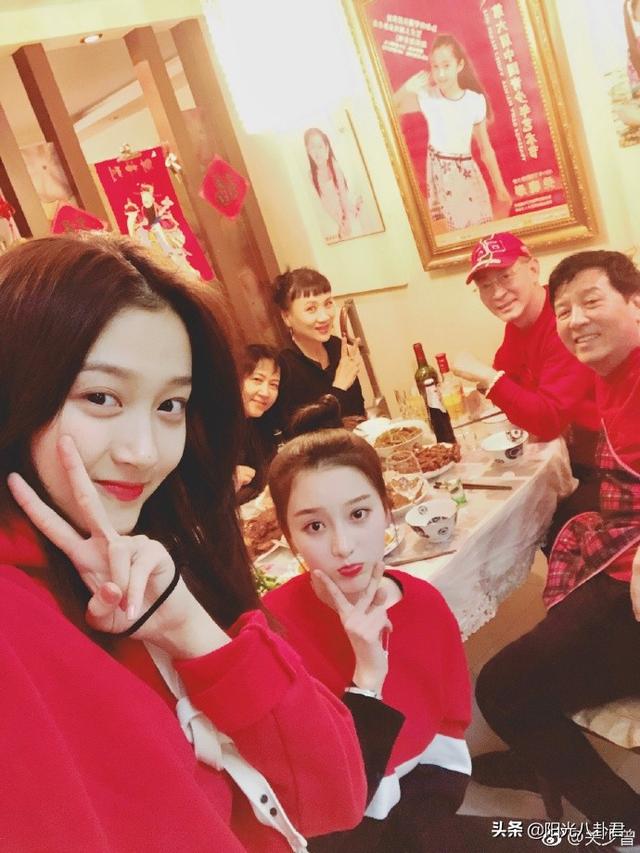 六小龄童庆结婚33周年，与妻子穿情侣装同框，夫妻俩爱情故事好甜