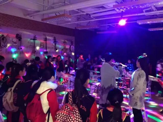 女子水晶乐坊在北京落地罕见民族乐器体验馆