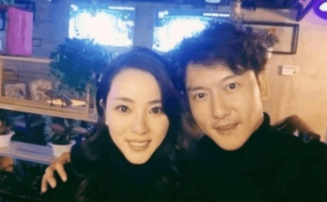 央视名主持李思思罕露面，黑丝短裙大长腿吸睛，举手投足风情万种