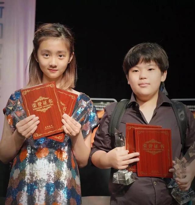 这一次，18岁“熟女”黄多多，撕开黄磊的好爸爸面具，谢娜笑了