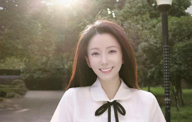 恭喜!香港知名女星被曝结婚,一脱成名后为男友主动收起性感