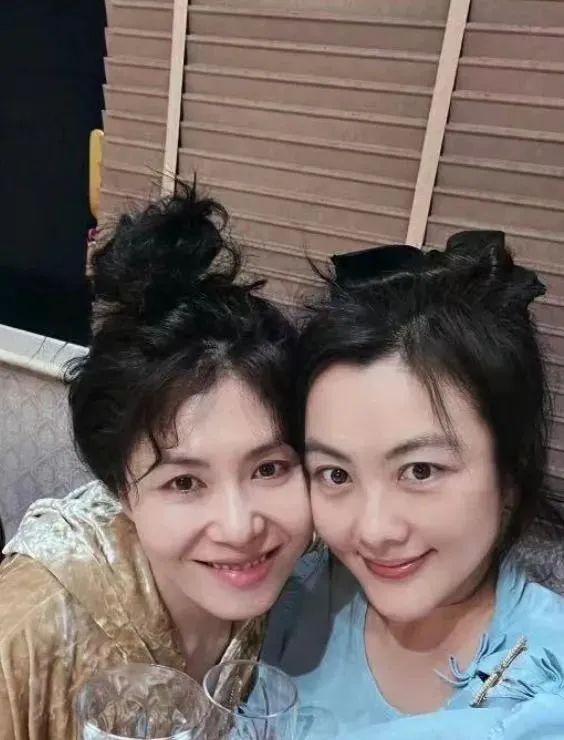 李健46岁妻子竟是清华博士!不买房不生孩子,如今俩人怎样了?