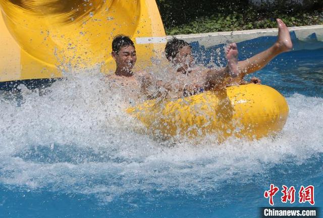冲浪狂欢 重庆民众夏季水中享清凉