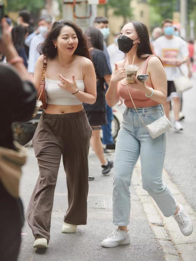 穿搭和身材无关！看这些街拍胖女生就知道：又胖又矮，照样很美