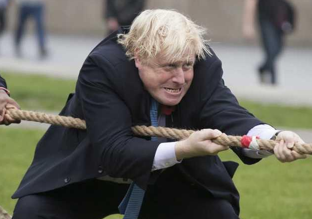 英国首相夫人：挤走高颜值前妻，戴鸽子蛋大钻戒，龅牙妹凭什么