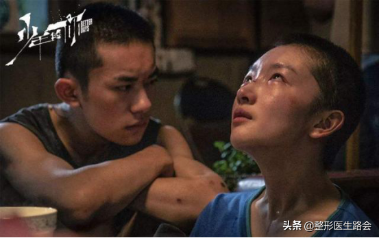 周冬雨的眼睛里有故事,好看的双眼皮让她变了一个人