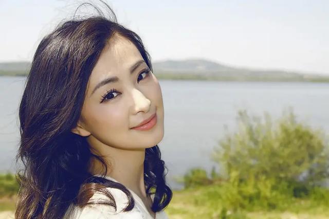 从空姐到童年女神，出道23年没火的她，年过40不婚专注搞事业