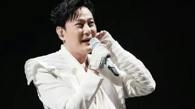 张信哲演唱会:情歌王子的浪漫宠粉之夜,比心瞬间融化万千心海