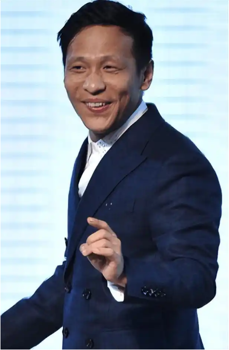 男人有钱就变坏?结婚七年成名之后却坚决原配离婚,如今他后悔不