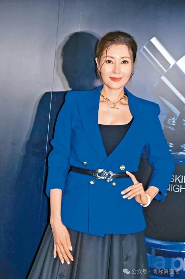李嘉欣疑似相隔16年复出拍戏,竟被网民捕获海洋公园取景拍摄