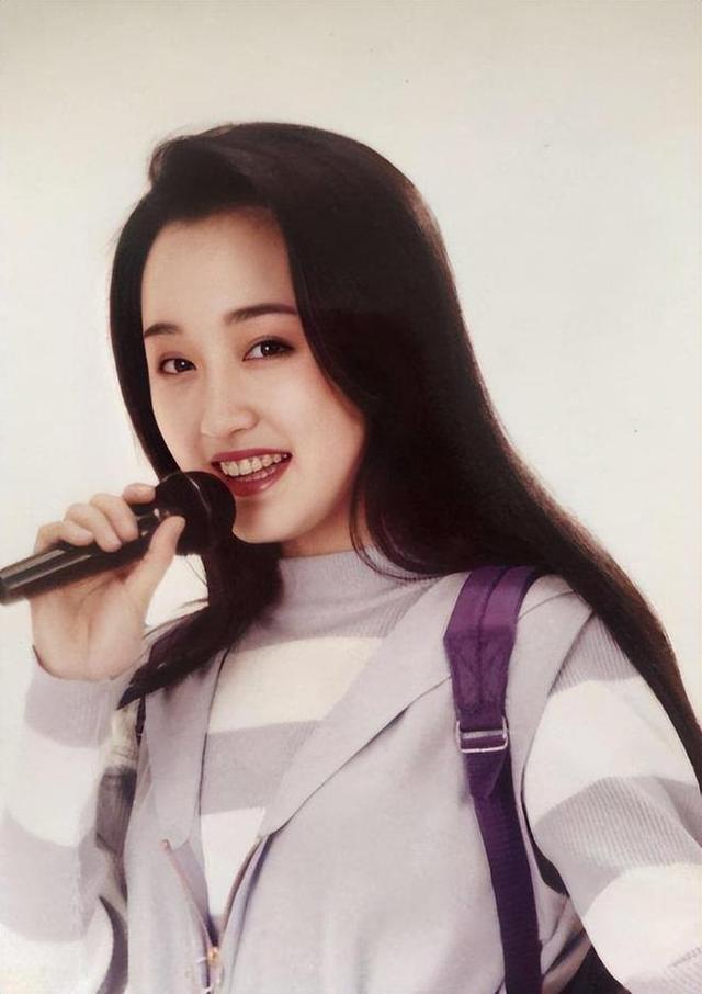 “甜歌皇后”杨钰莹:事业巅峰因与富二代恋情退圈,今53岁仍单身