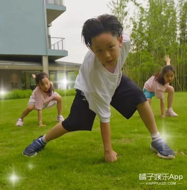 还记得《爸爸去哪儿》里的小泡芙吗?现在长这样?