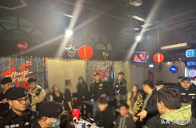 香港黑帮争斗，古惑仔当街“火拼”砍人，900名港警开始反黑行动