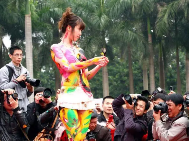 “网红模特”张筱雨，出道一年拍21套人体写真，今38岁仍孤身一人