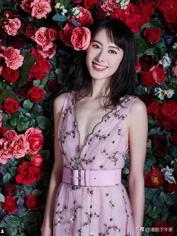 混血港星幼儿园毕业照曝光!从小美到大!未婚生3儿仍进不到豪门