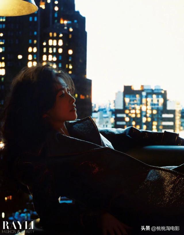 女星朱珠港风女郎写真大片,红唇烟熏妆凌乱发丝神秘美艳