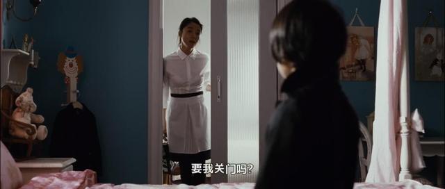 女佣附身清洗浴缸却不知男主已悄然进入,韩国人性片《下女》
