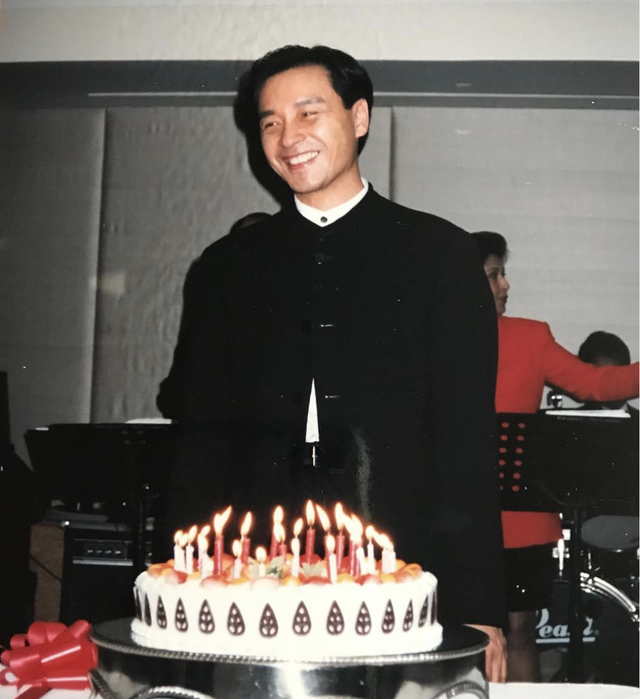 张国荣66岁生日，唐鹤德再分享哥哥旧照