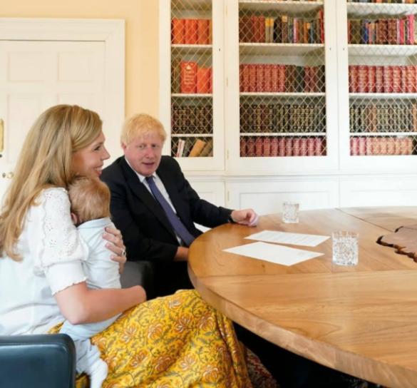 英国首相夫人：挤走高颜值前妻，戴鸽子蛋大钻戒，龅牙妹凭什么