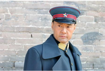 于荣光：硬汉也有柔情，出道38年零绯闻，对“丑妻”不离不弃