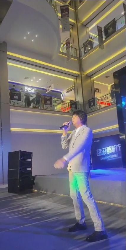 53岁游鸿明小县城捞金?卖力演唱无人回应,现场冷清观众寥寥无几