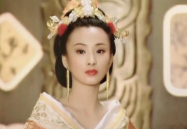 从空姐到童年女神，出道23年没火的她，年过40不婚专注搞事业