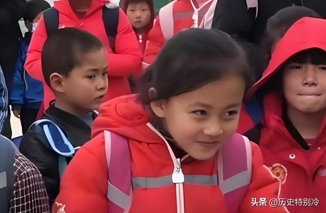 “微笑女孩”铁嘉欣一夜走红,父母却拒绝百万签约,如今怎样了?