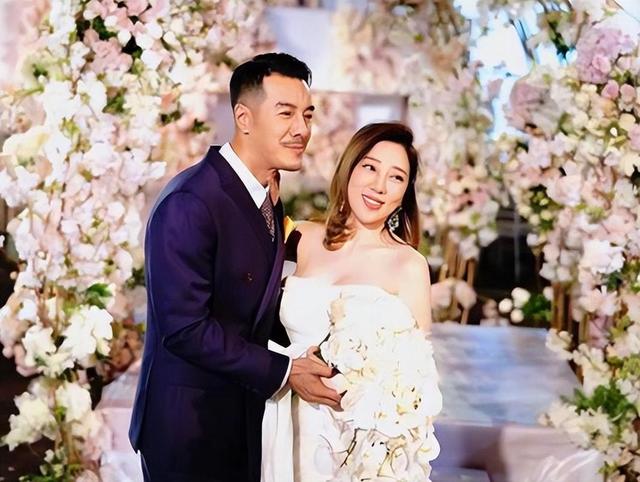 海一天:不靠当领导的父亲,46岁才走红,娶二婚妻子待继子如亲生