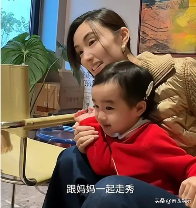 李亚鹏老婆重回T台,海哈金喜抱2岁女儿走秀,身材高挑又美又飒