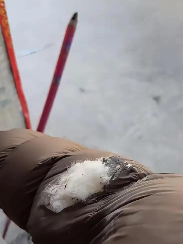 女子烤火,千元羽绒服不慎烤化