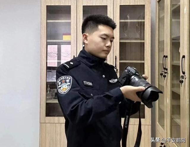 警营记者请上镜!一起来“解锁”他们的模样
</div>
<div class=