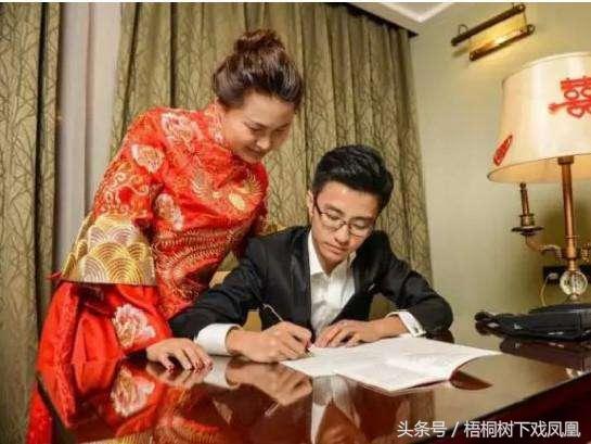 旧时洞房风俗，新郎为何得亲手替新娘先解开一衣扣？别想歪了