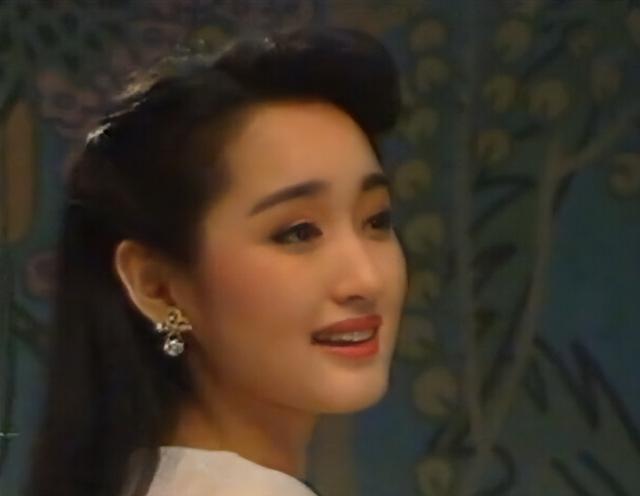 “甜歌皇后”杨钰莹:事业巅峰因与富二代恋情退圈,今53岁仍单身