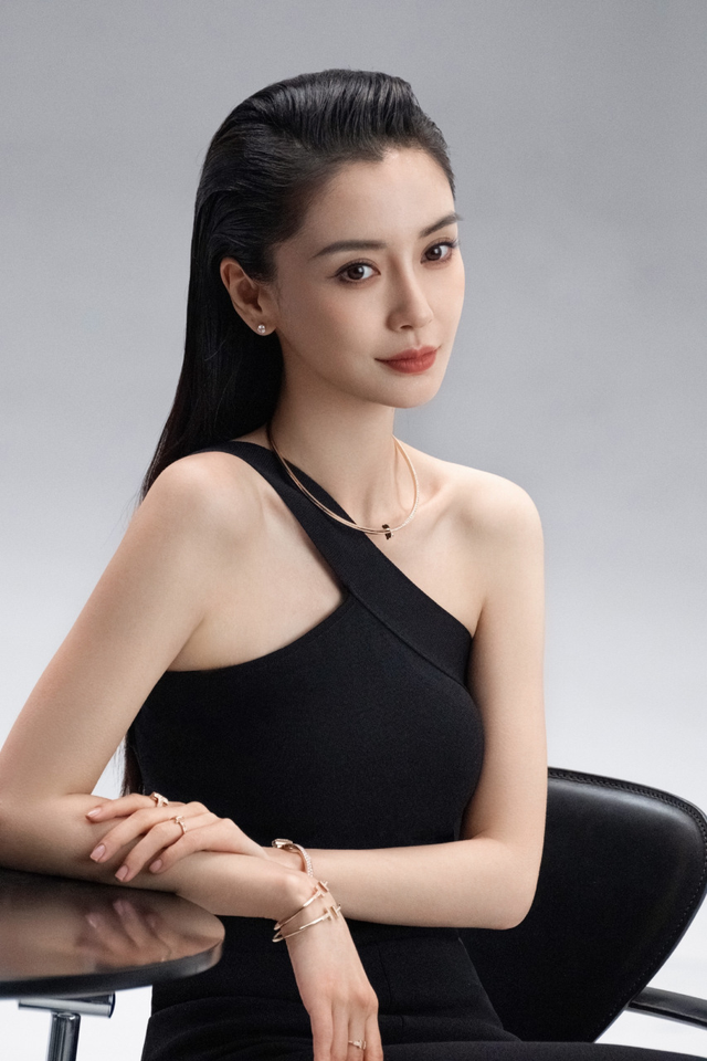 Angelababy微博视界大会,性感深v薄纱裙