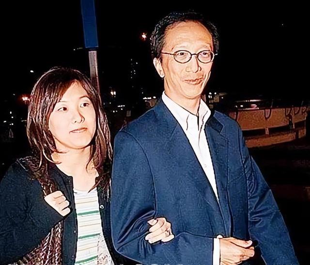 港媒曝伏明霞离婚,净身出户,大26岁老公梁锦松回应了
