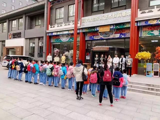女子水晶乐坊在北京落地罕见民族乐器体验馆